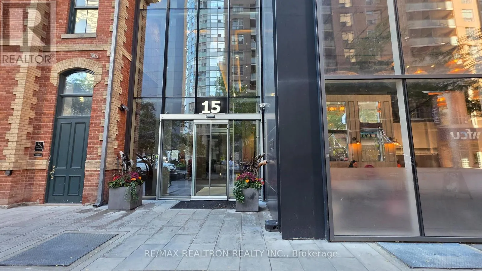 1911 - 15 GRENVILLE STREET