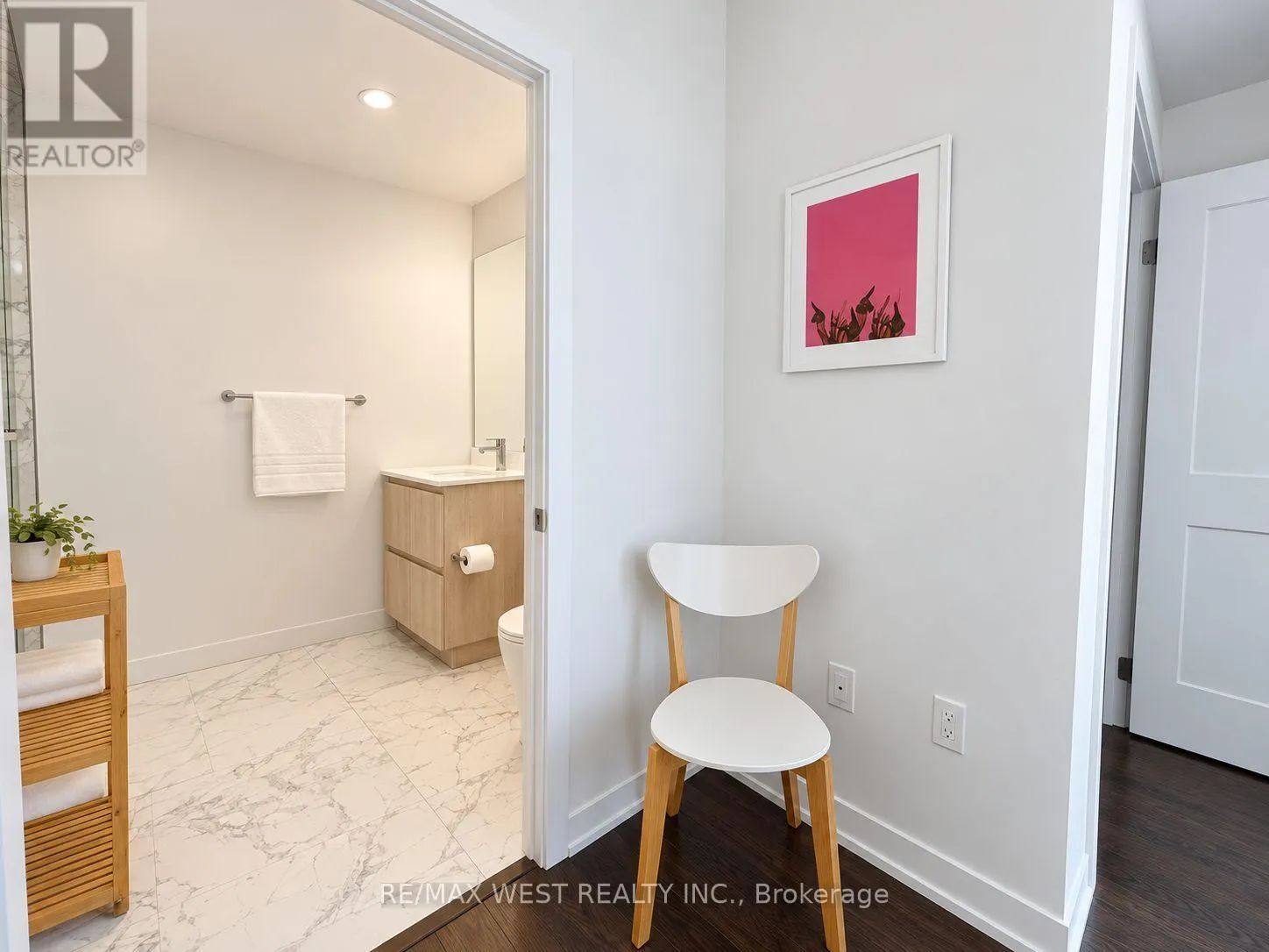 202 - 1 HILLSDALE AVENUE W