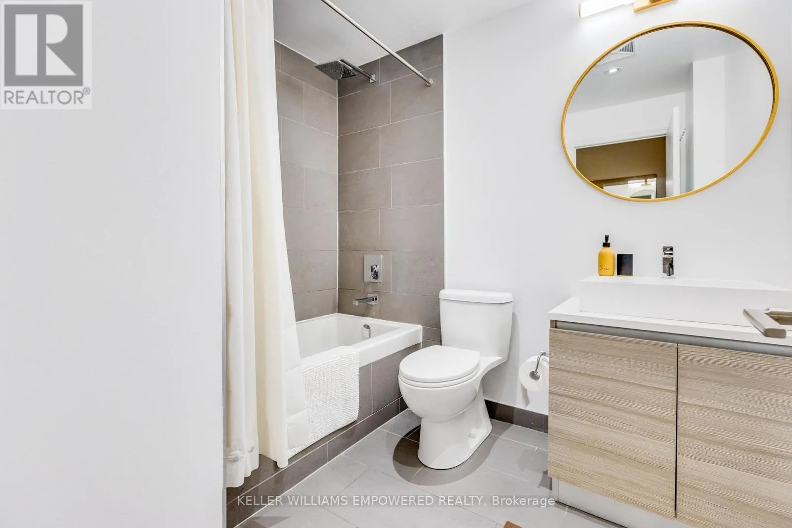 717 - 111 BATHURST STREET