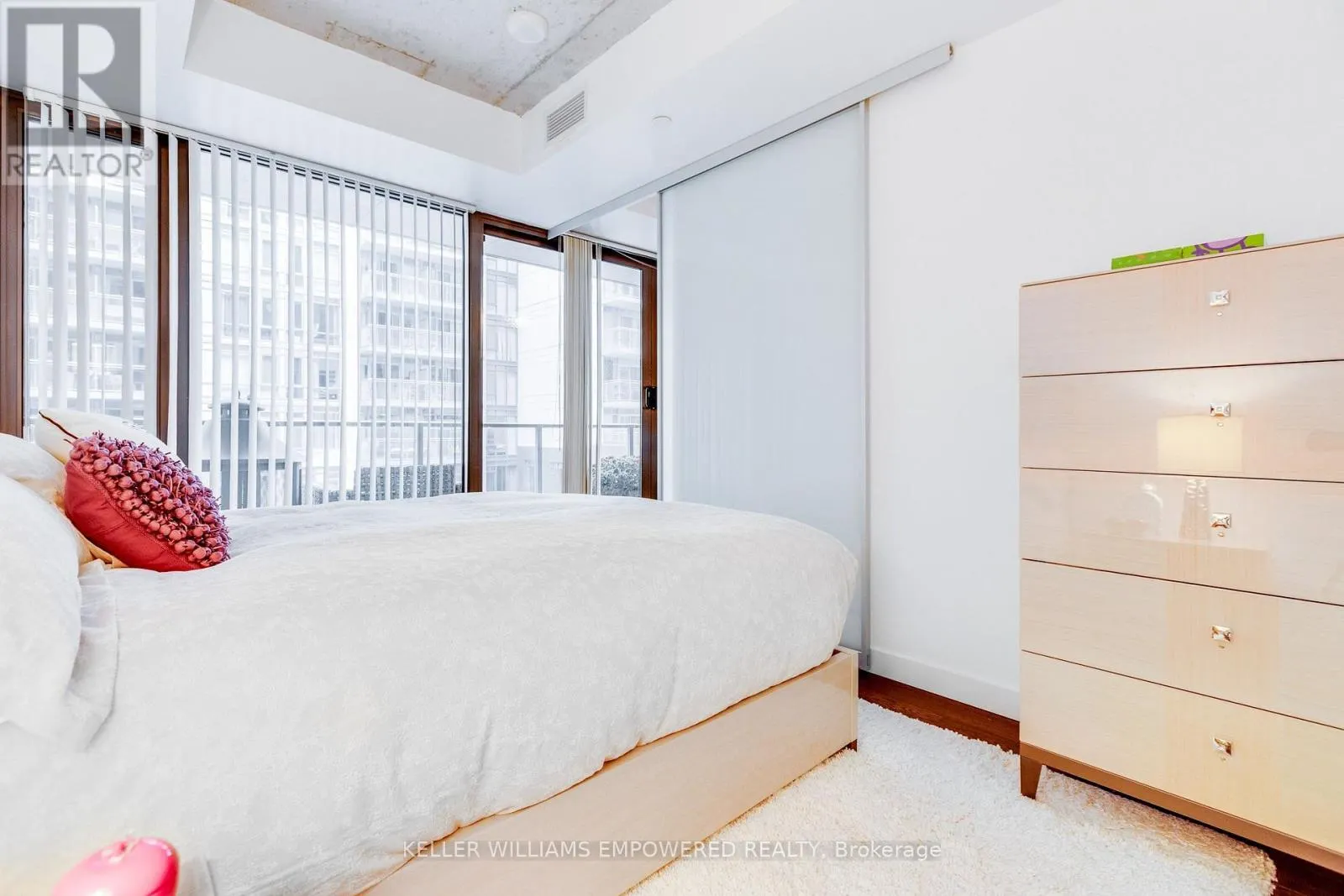 717 - 111 BATHURST STREET