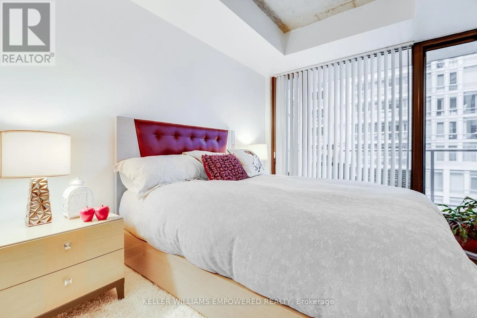 717 - 111 BATHURST STREET