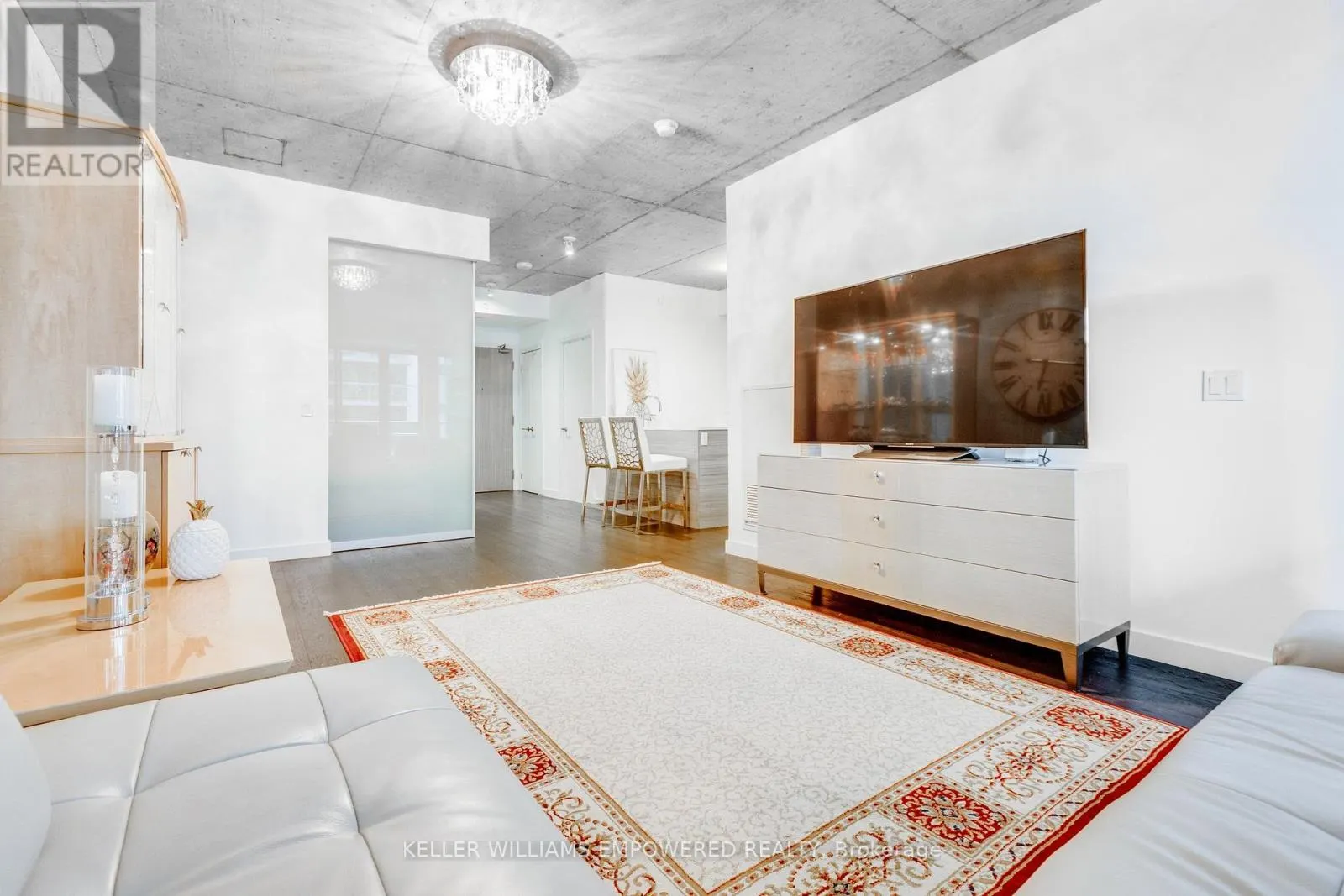 717 - 111 BATHURST STREET