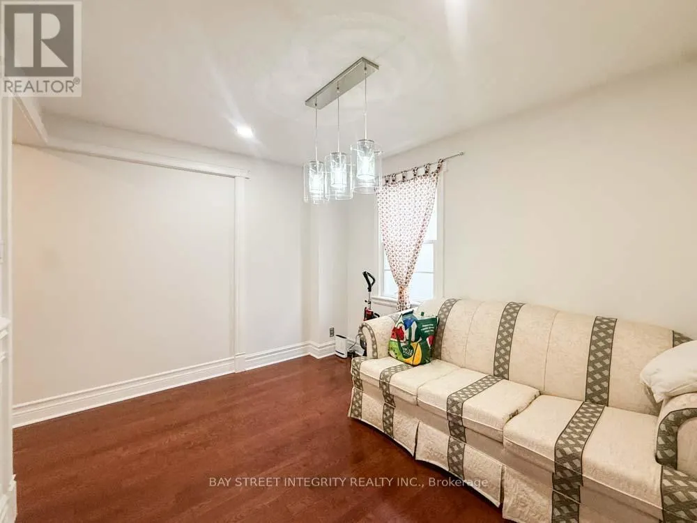 UNIT 1 - 275 ESTELLE AVENUE