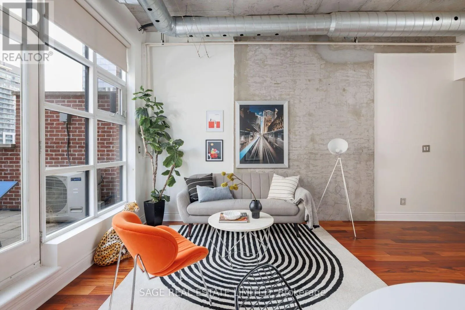 402 - 261 KING STREET E