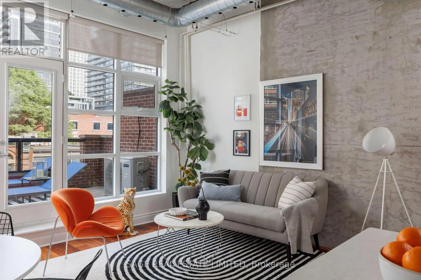 402 - 261 KING STREET E
