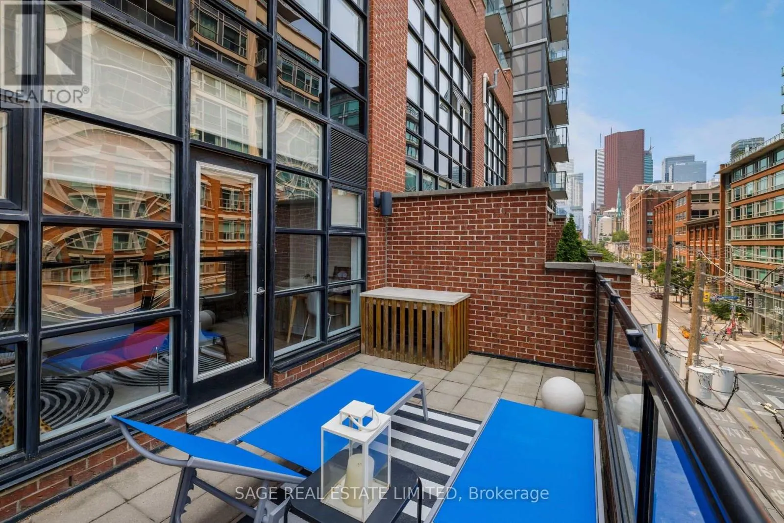402 - 261 KING STREET E