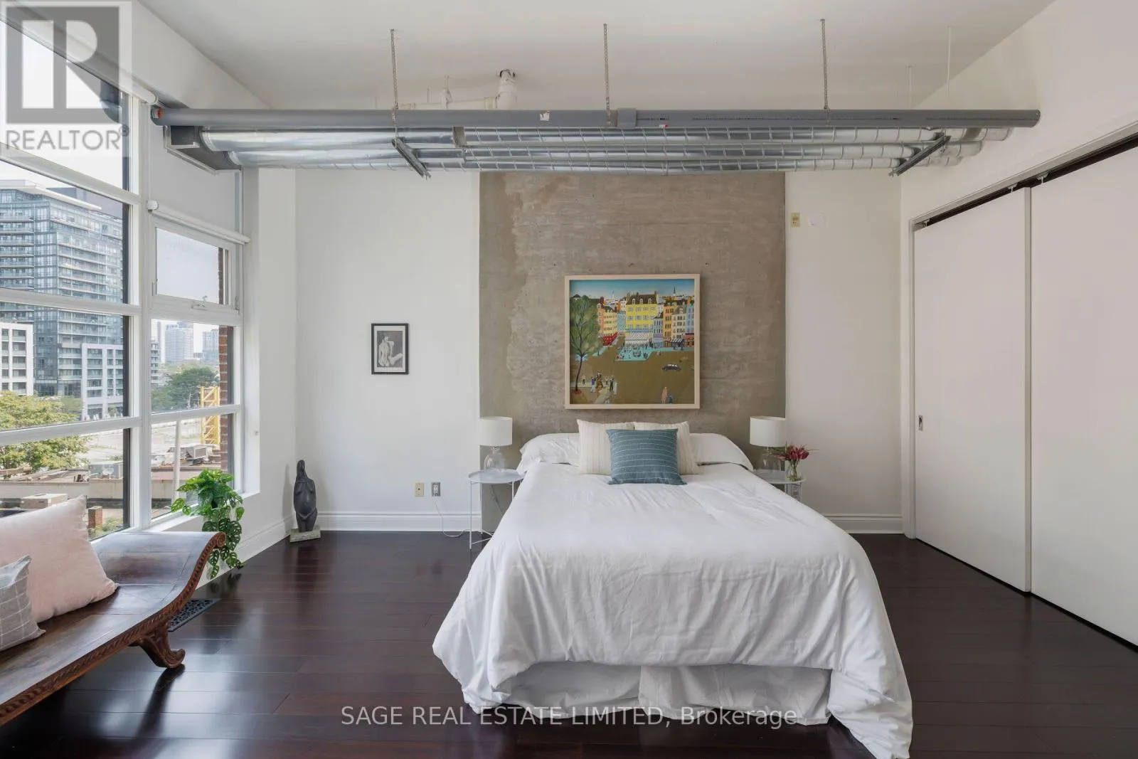 402 - 261 KING STREET E
