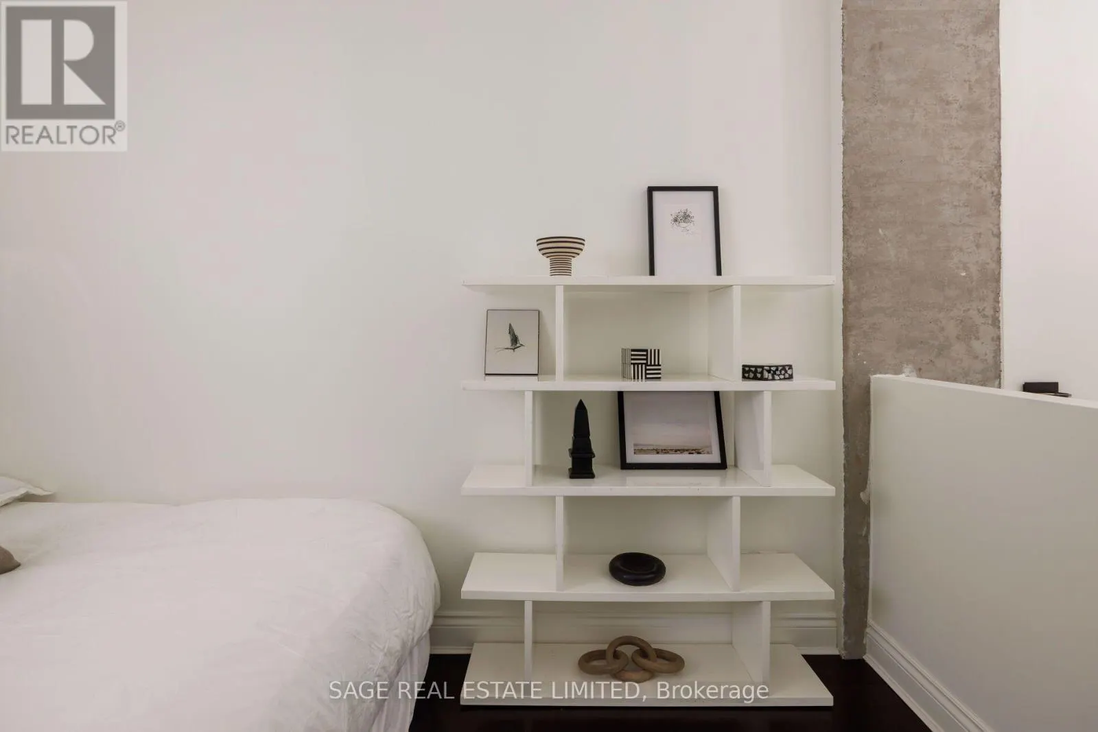 402 - 261 KING STREET E