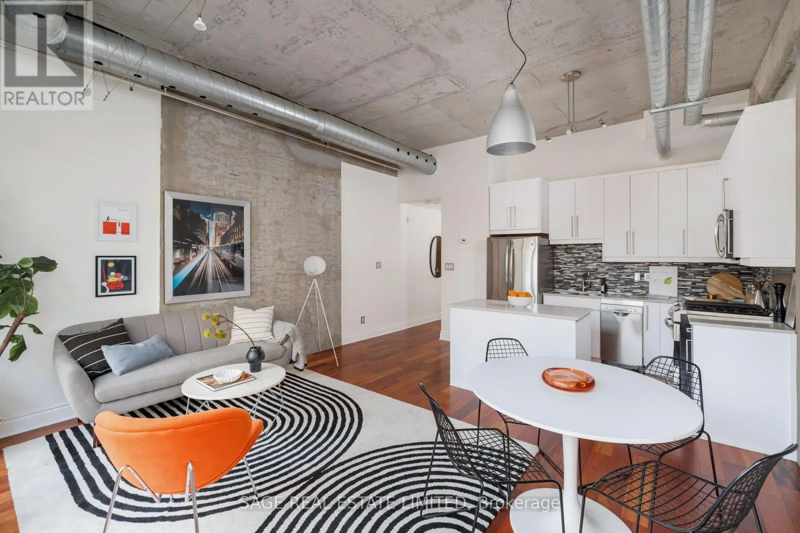 402 - 261 KING STREET E