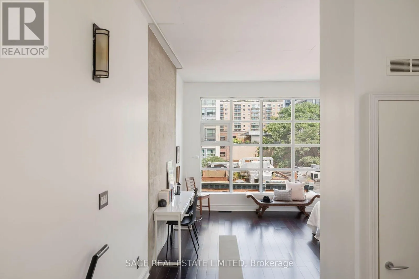 402 - 261 KING STREET E
