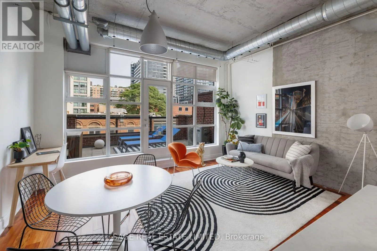 402 - 261 KING STREET E