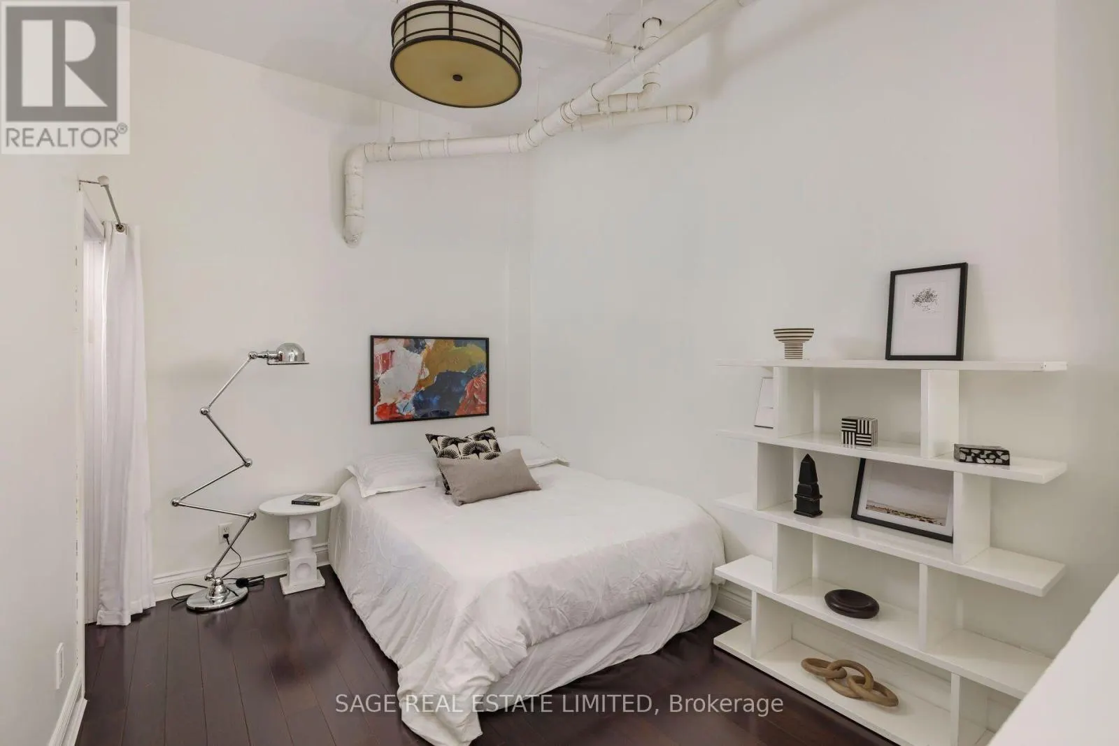 402 - 261 KING STREET E