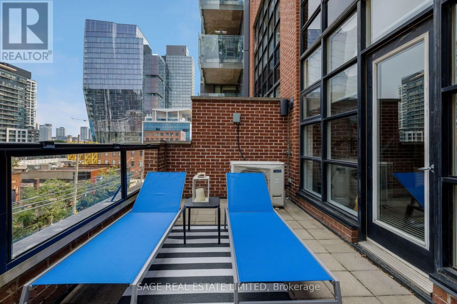 402 - 261 KING STREET E