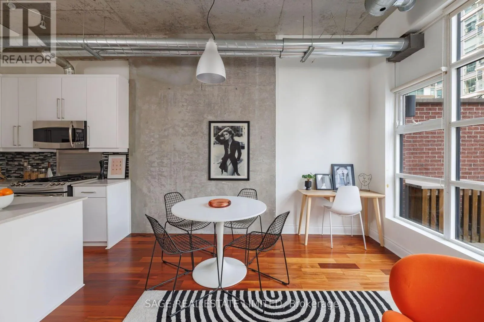 402 - 261 KING STREET E