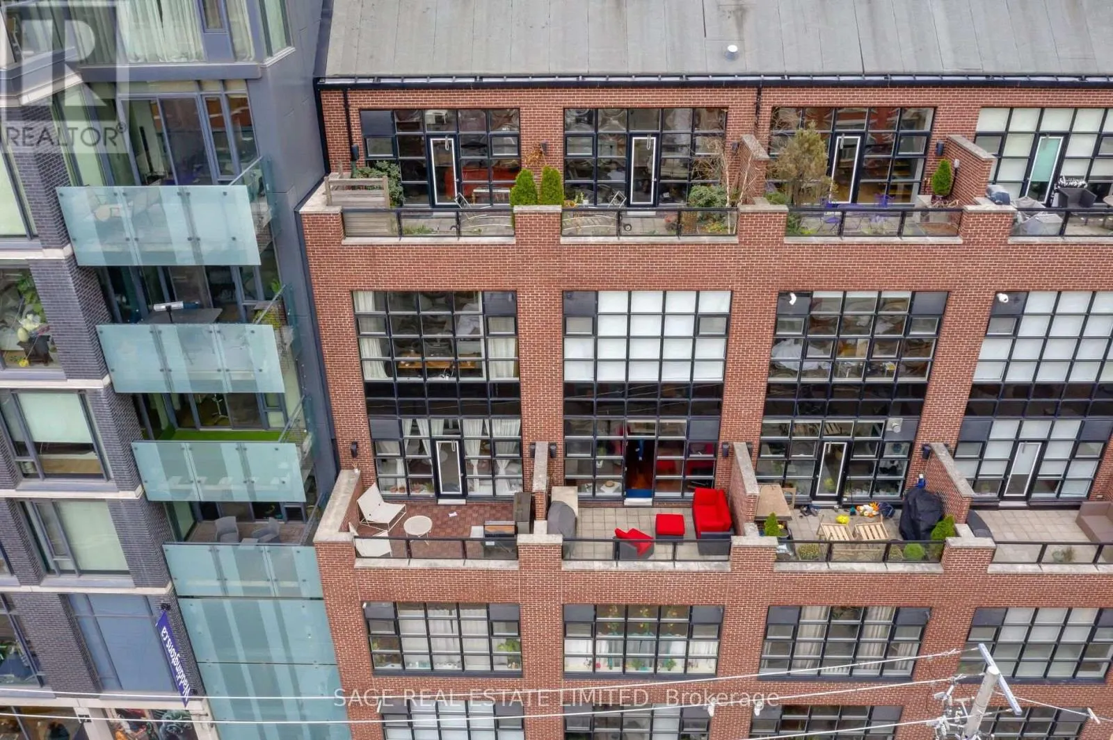 402 - 261 KING STREET E