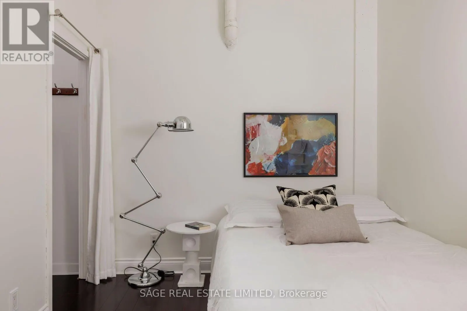 402 - 261 KING STREET E