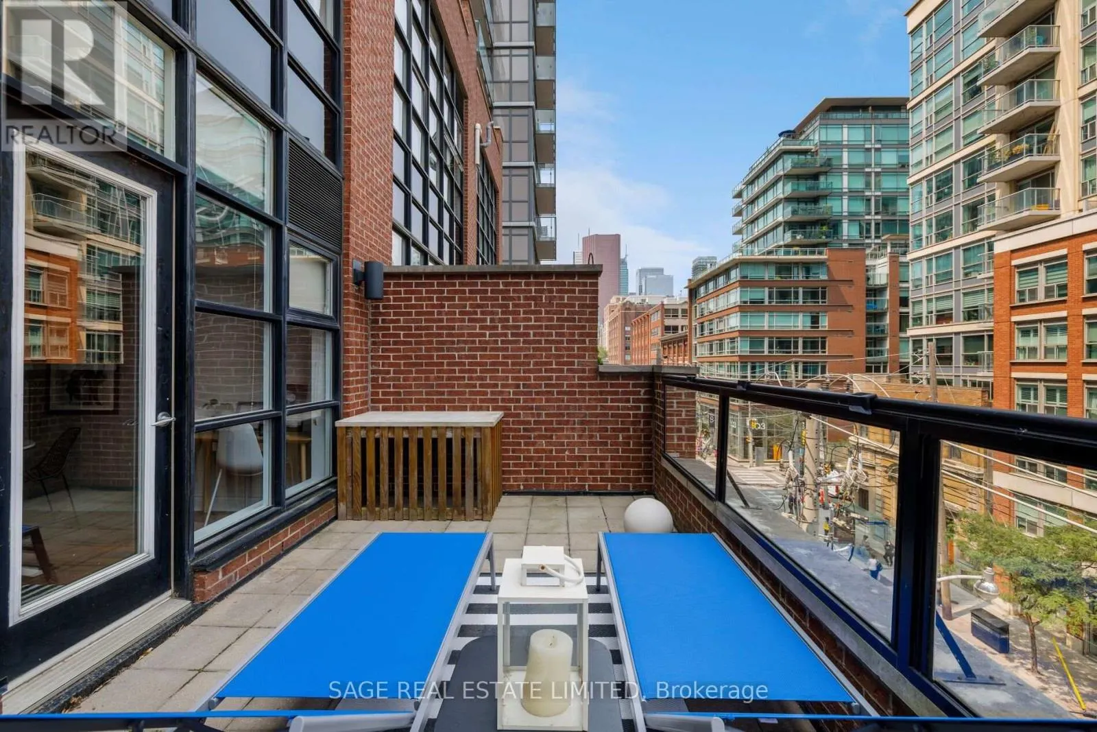 402 - 261 KING STREET E