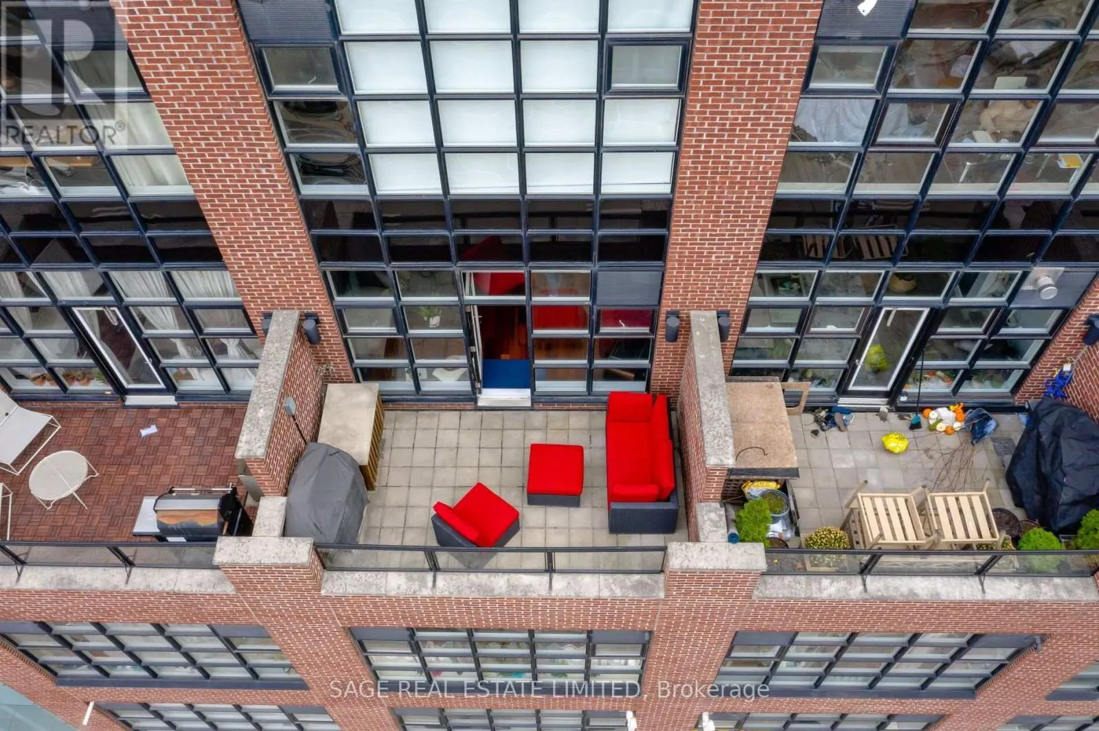 402 - 261 KING STREET E