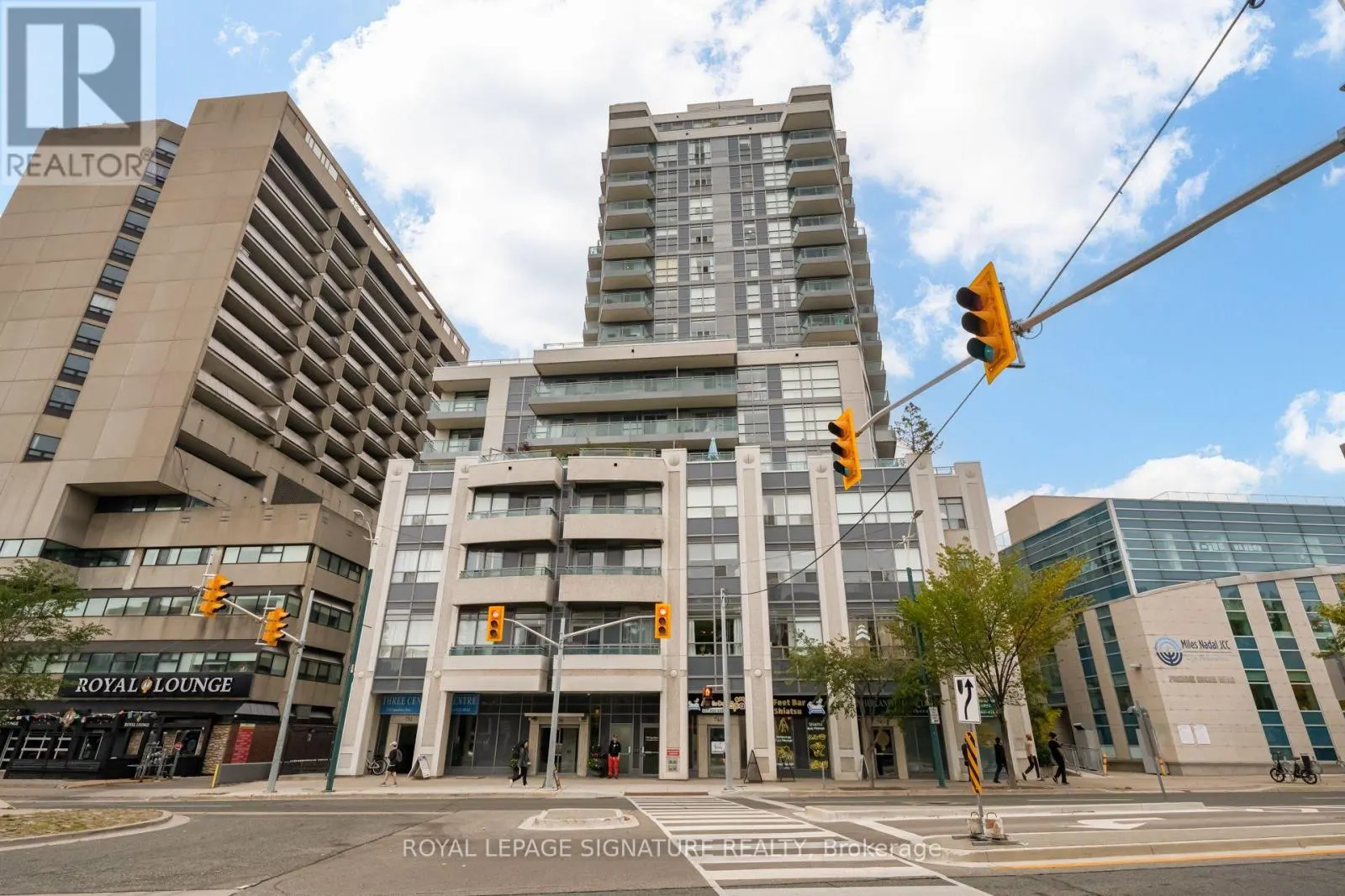 612 - 736 SPADINA AVENUE