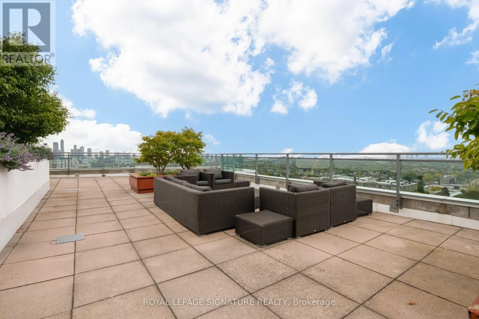 612 - 736 SPADINA AVENUE