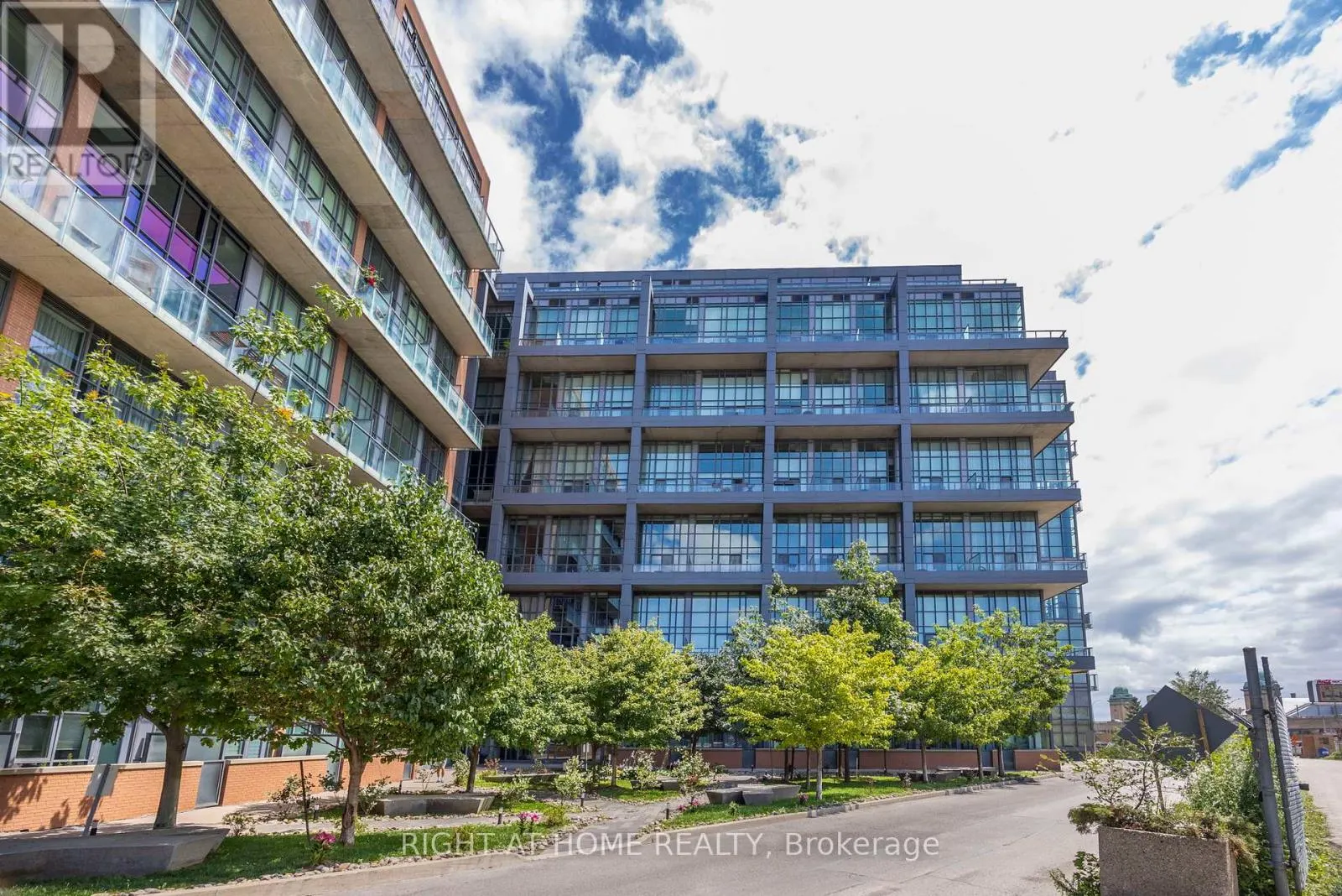 426 - 5 HANNA AVENUE