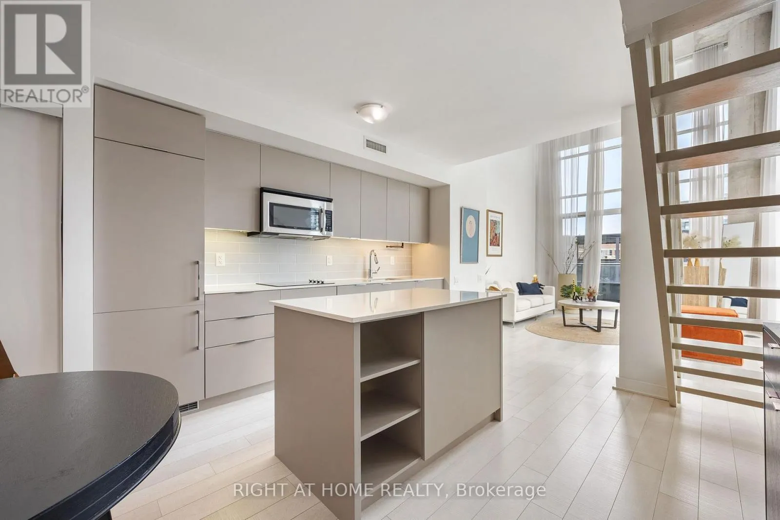 426 - 5 HANNA AVENUE
