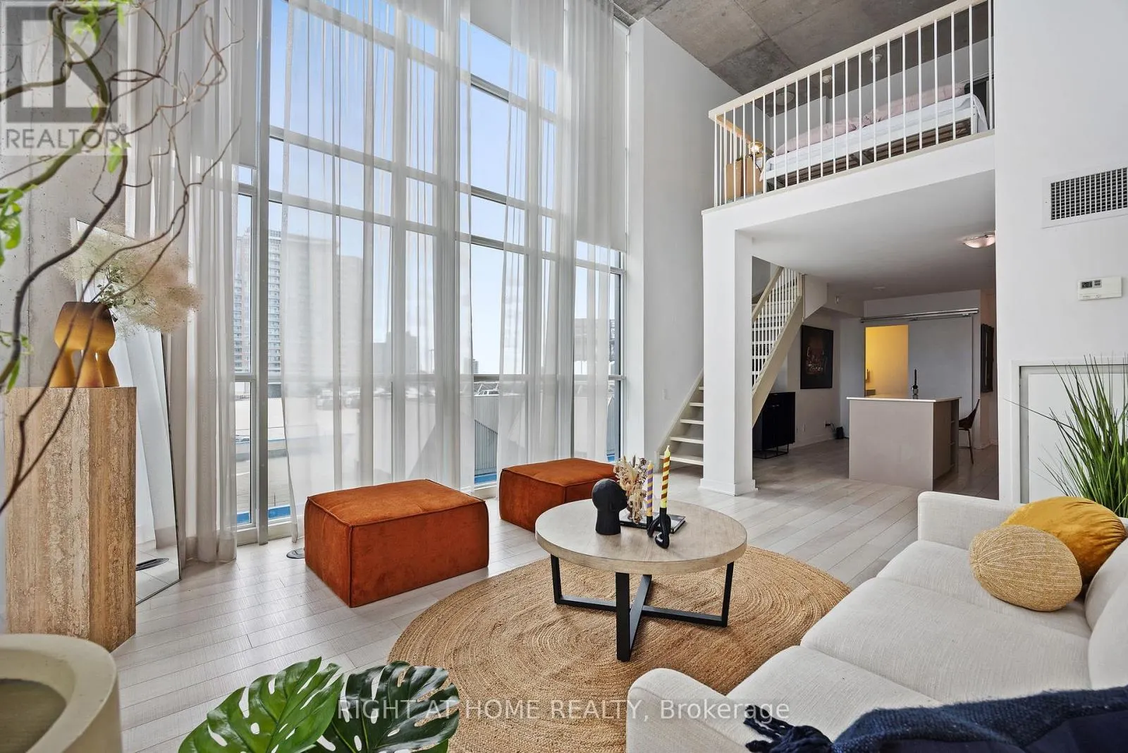 426 - 5 HANNA AVENUE
