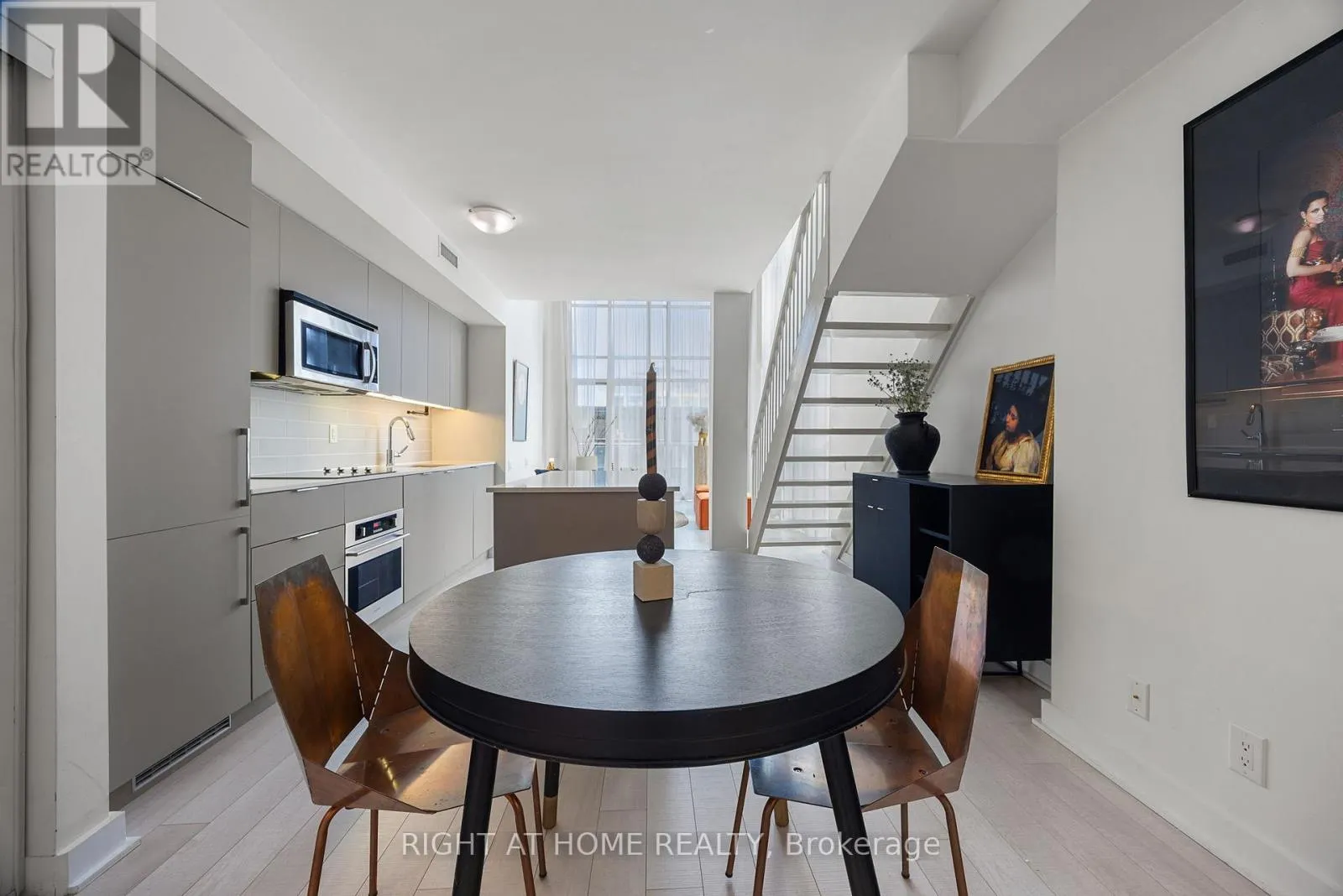 426 - 5 HANNA AVENUE
