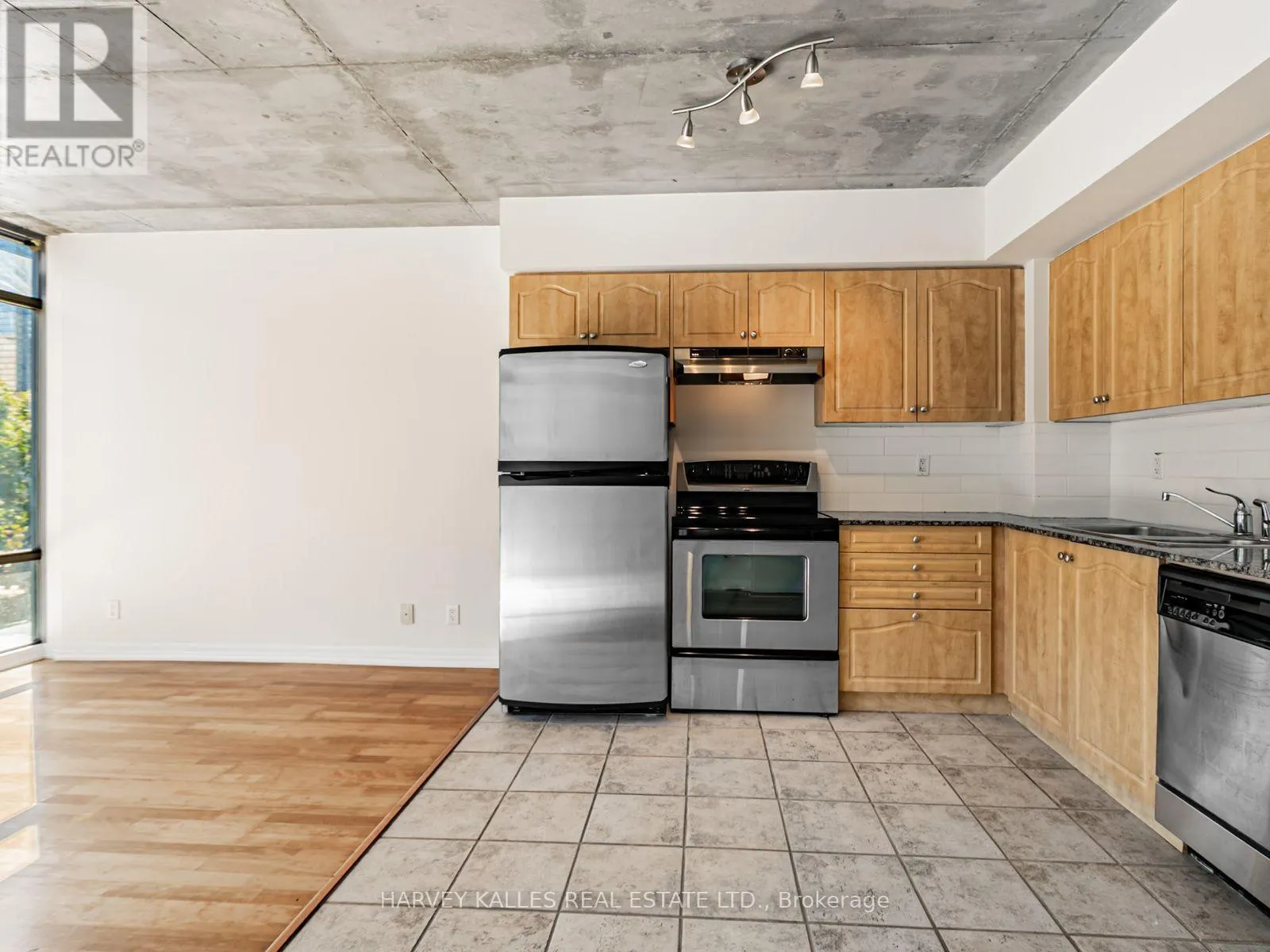 202 - 22 WELLESLEY STREET E