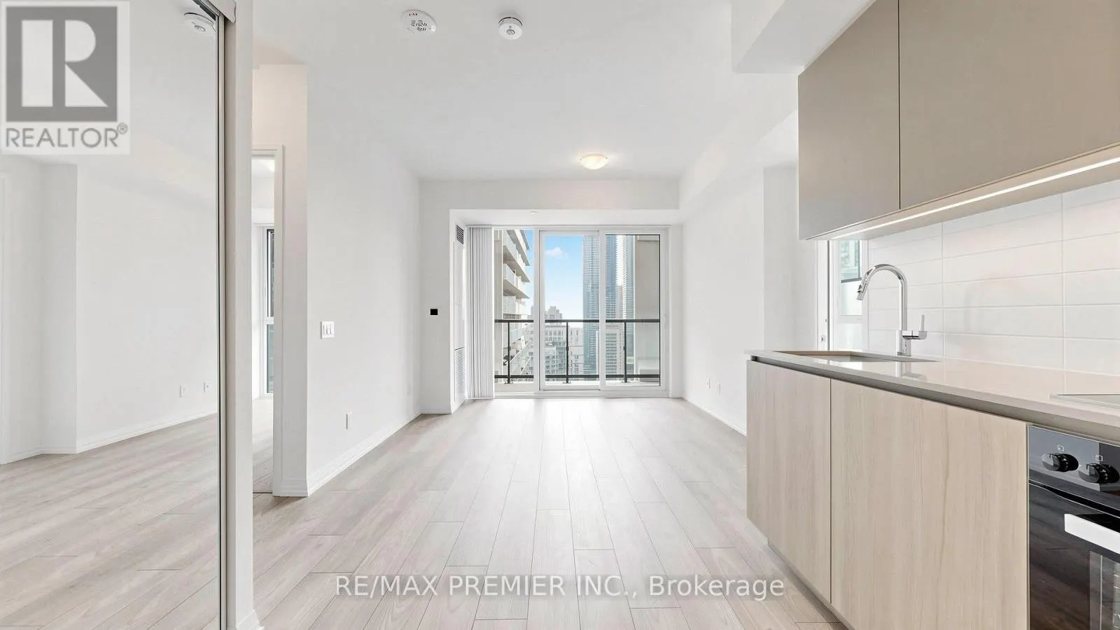 400 KING STREET W