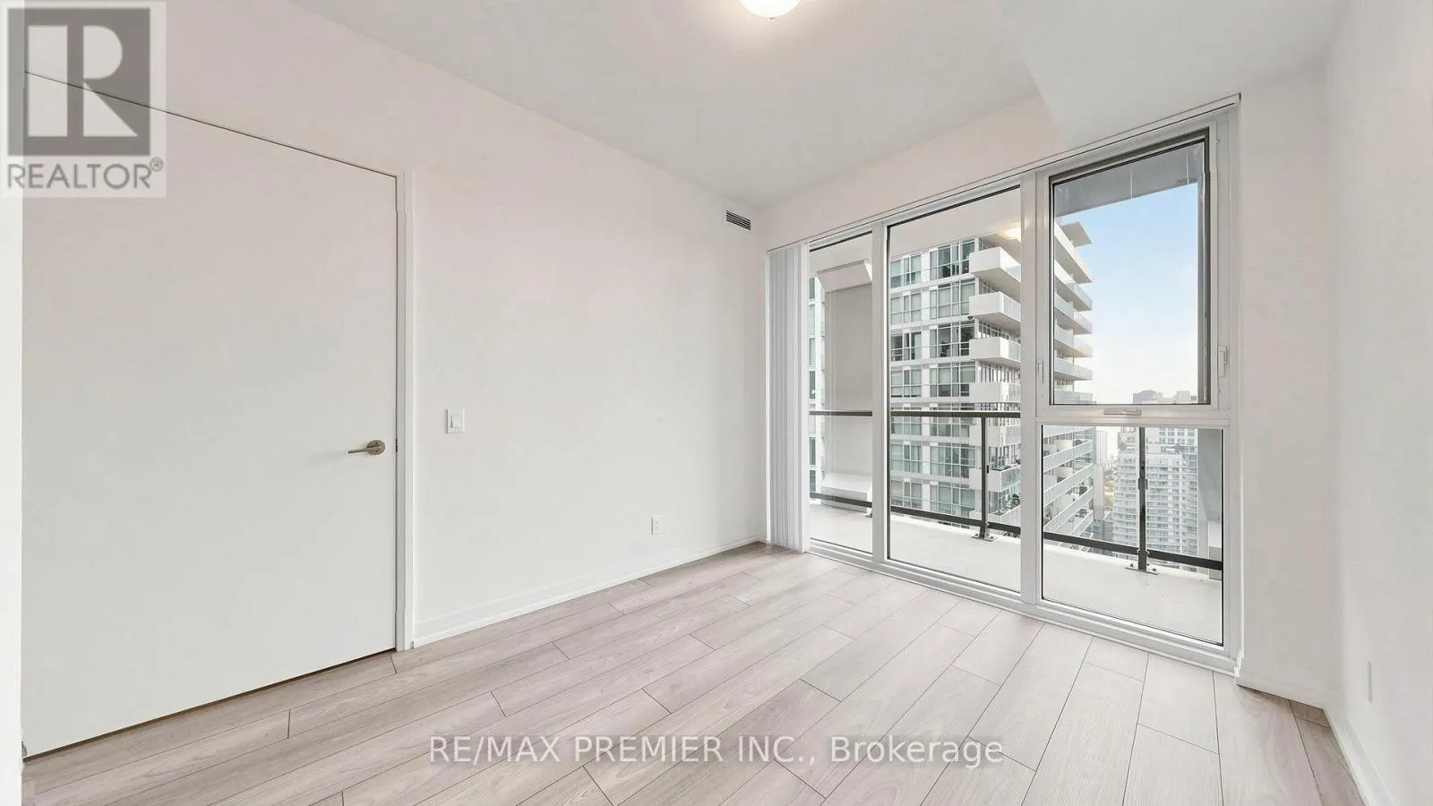 400 KING STREET W