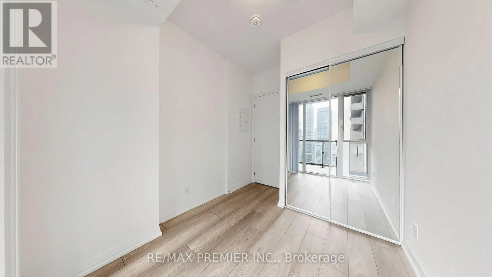 400 KING STREET W