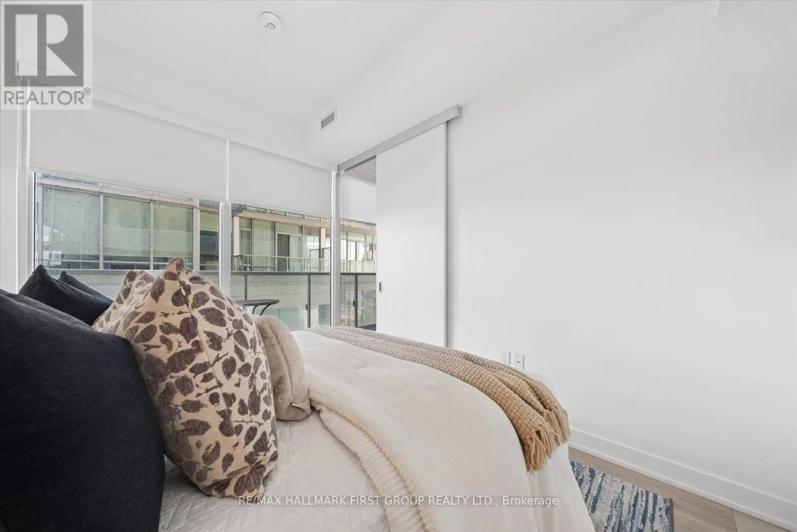 208 - 15 QUEENS QUAY E