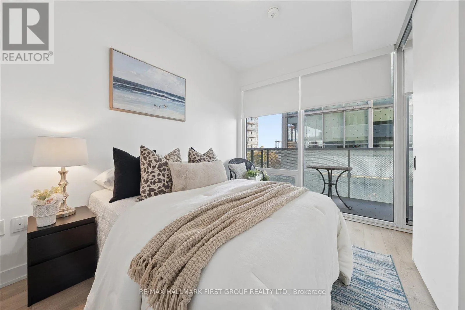 208 - 15 QUEENS QUAY E