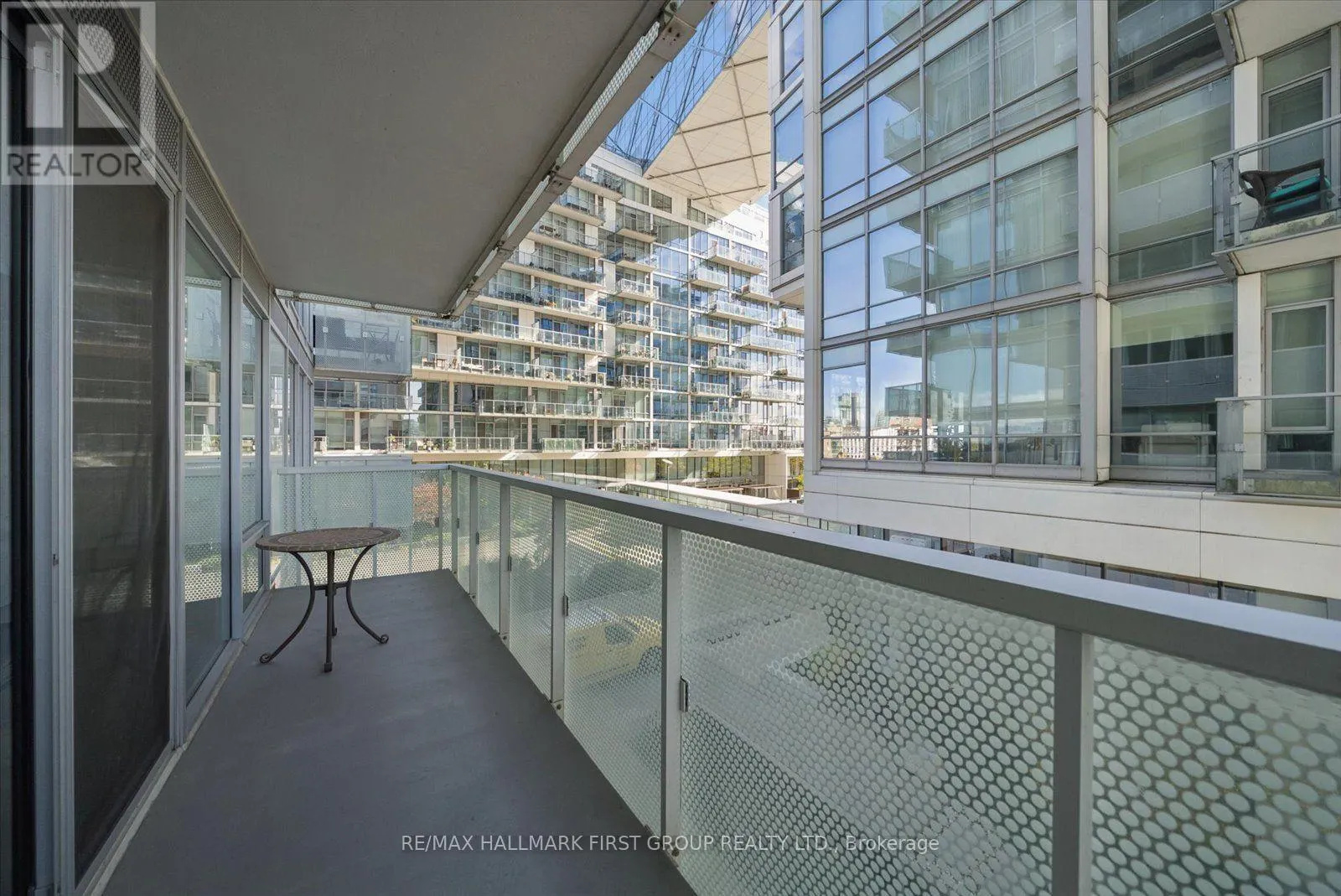 208 - 15 QUEENS QUAY E
