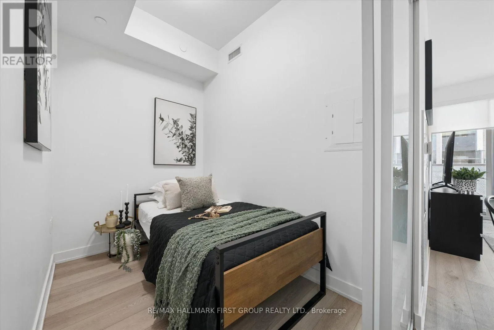208 - 15 QUEENS QUAY E