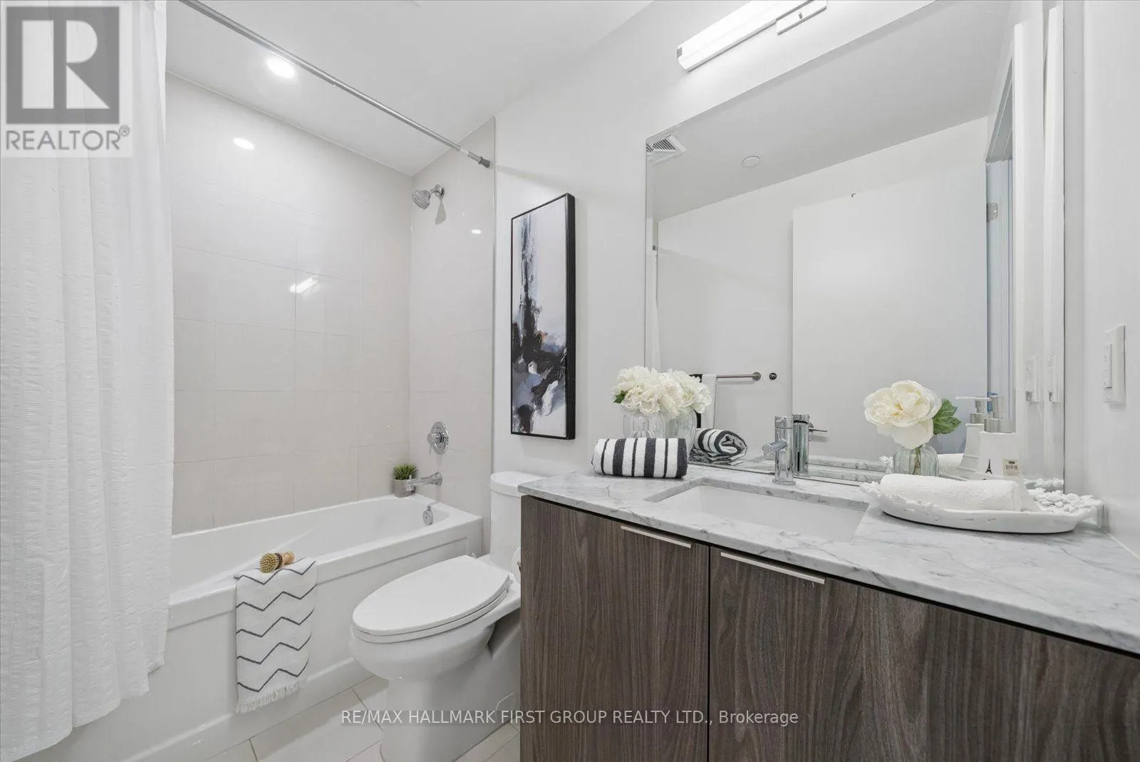 208 - 15 QUEENS QUAY E