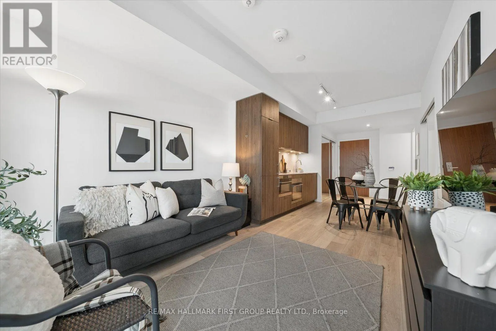 208 - 15 QUEENS QUAY E