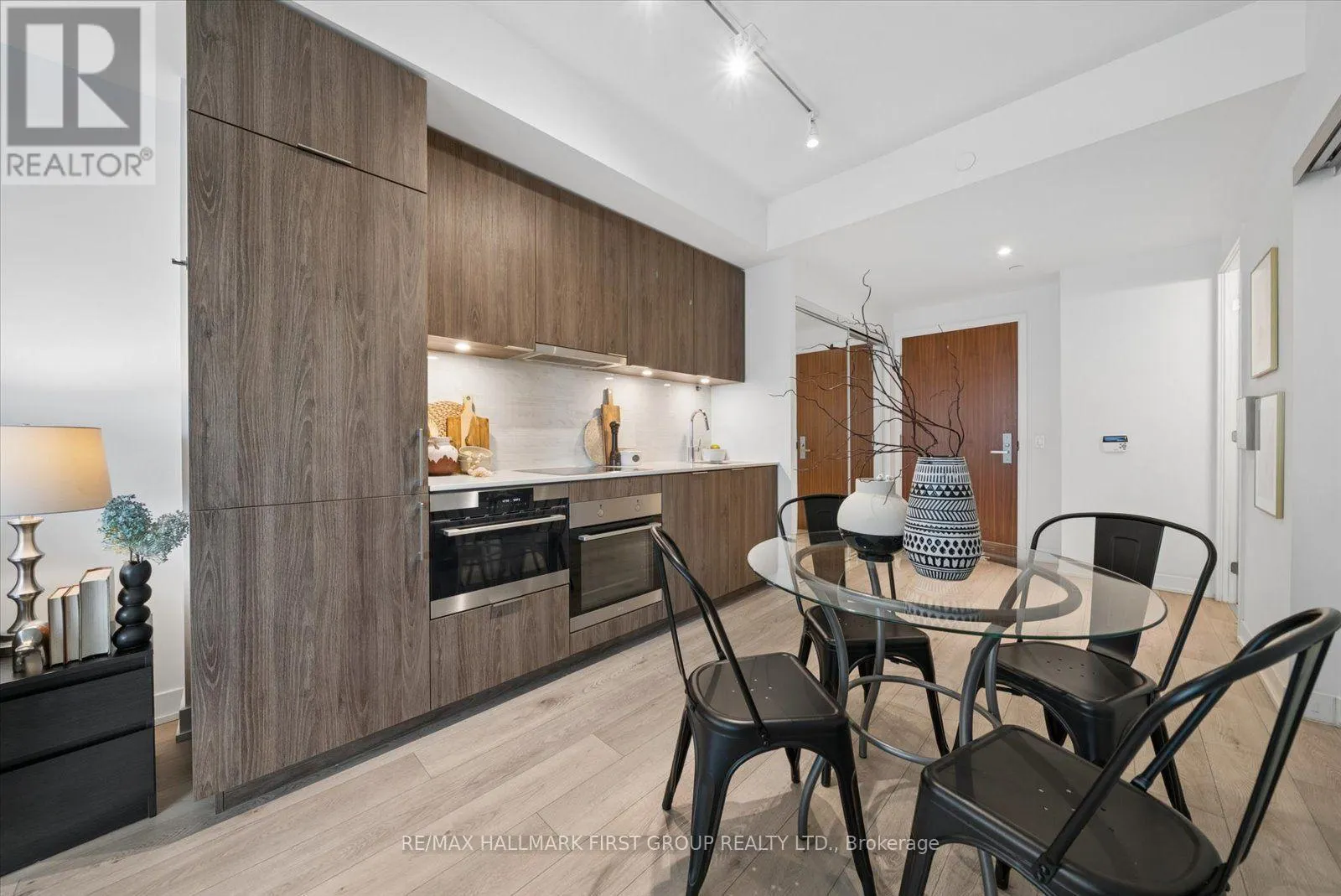 208 - 15 QUEENS QUAY E