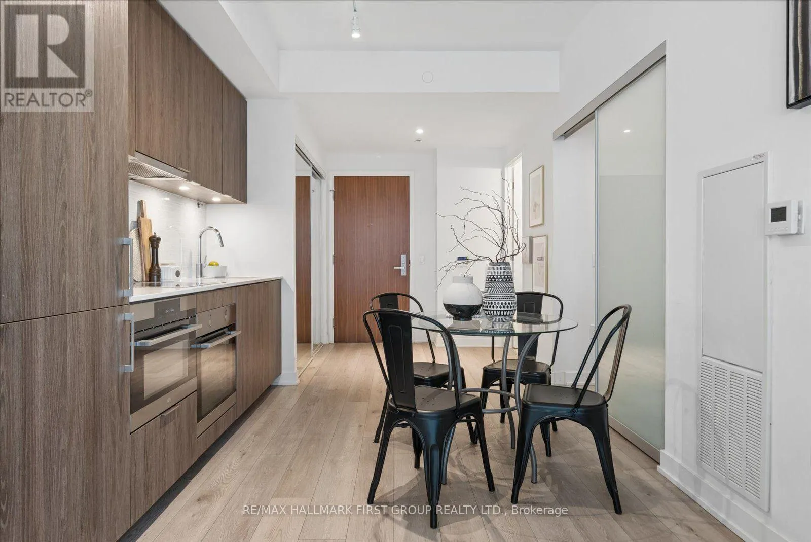 208 - 15 QUEENS QUAY E