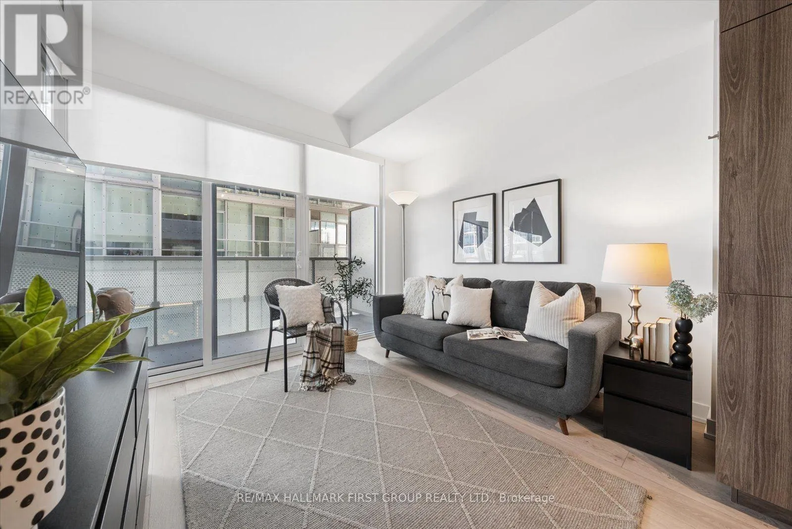 208 - 15 QUEENS QUAY E