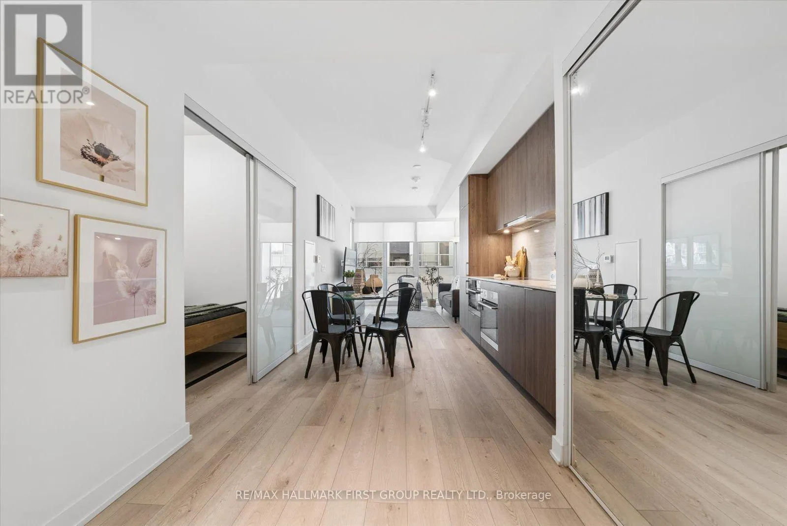 208 - 15 QUEENS QUAY E