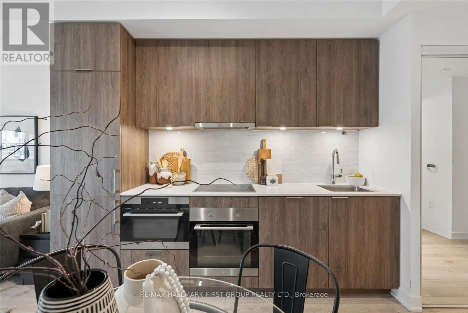 208 - 15 QUEENS QUAY E
