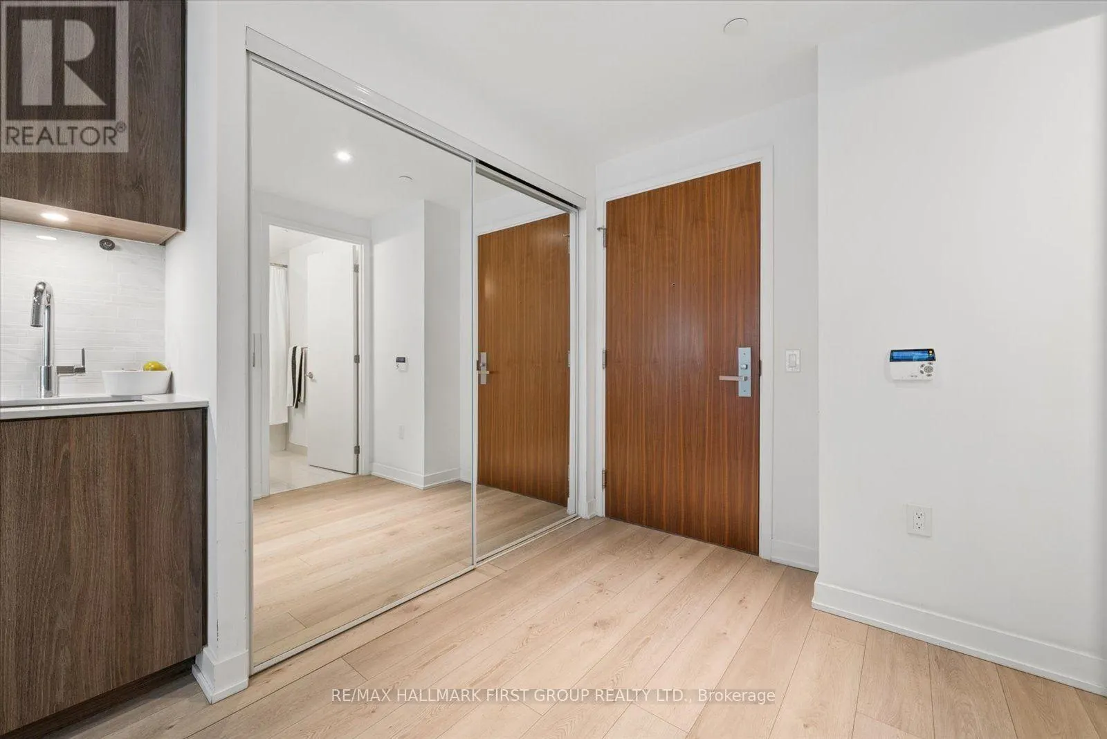 208 - 15 QUEENS QUAY E