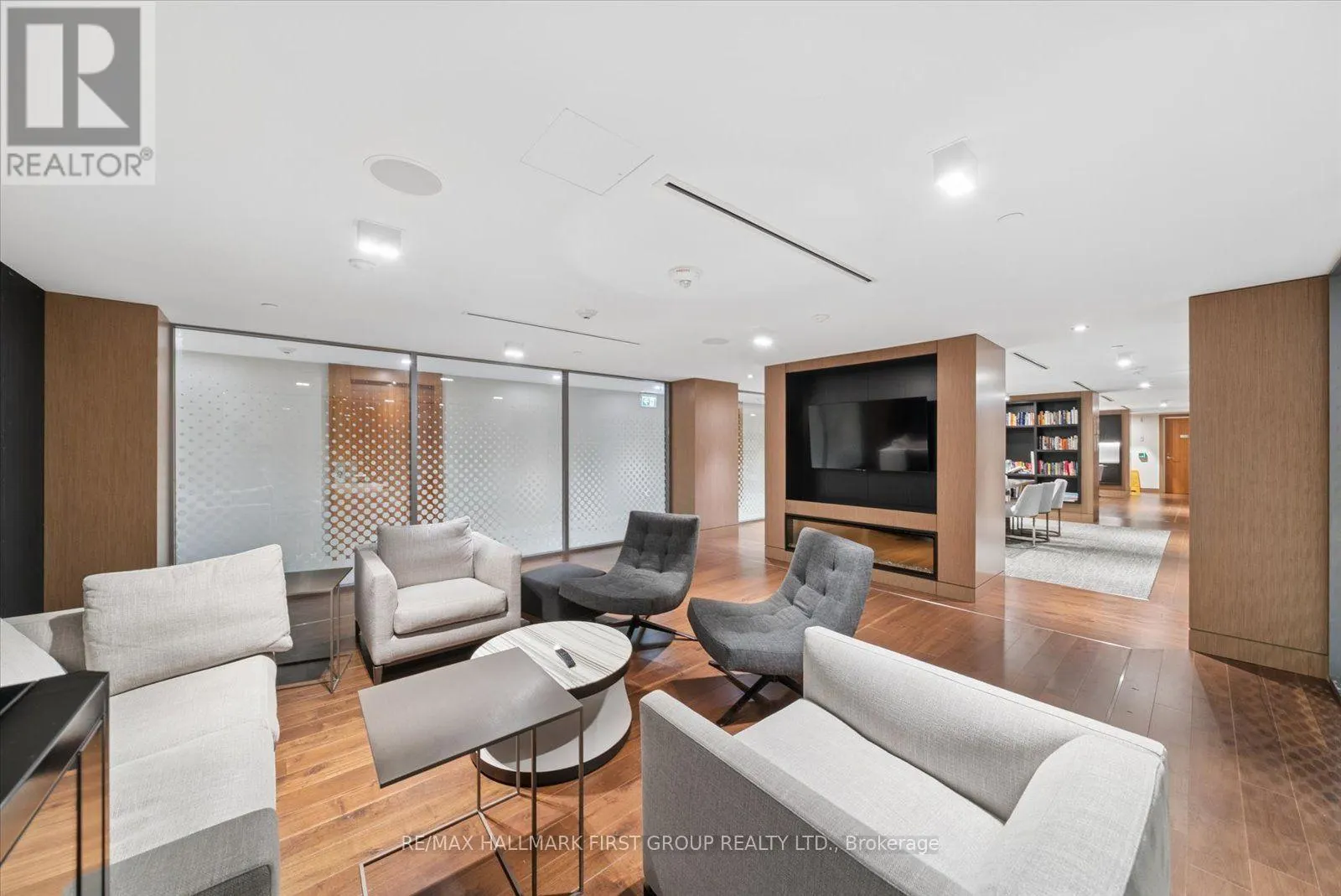 208 - 15 QUEENS QUAY E