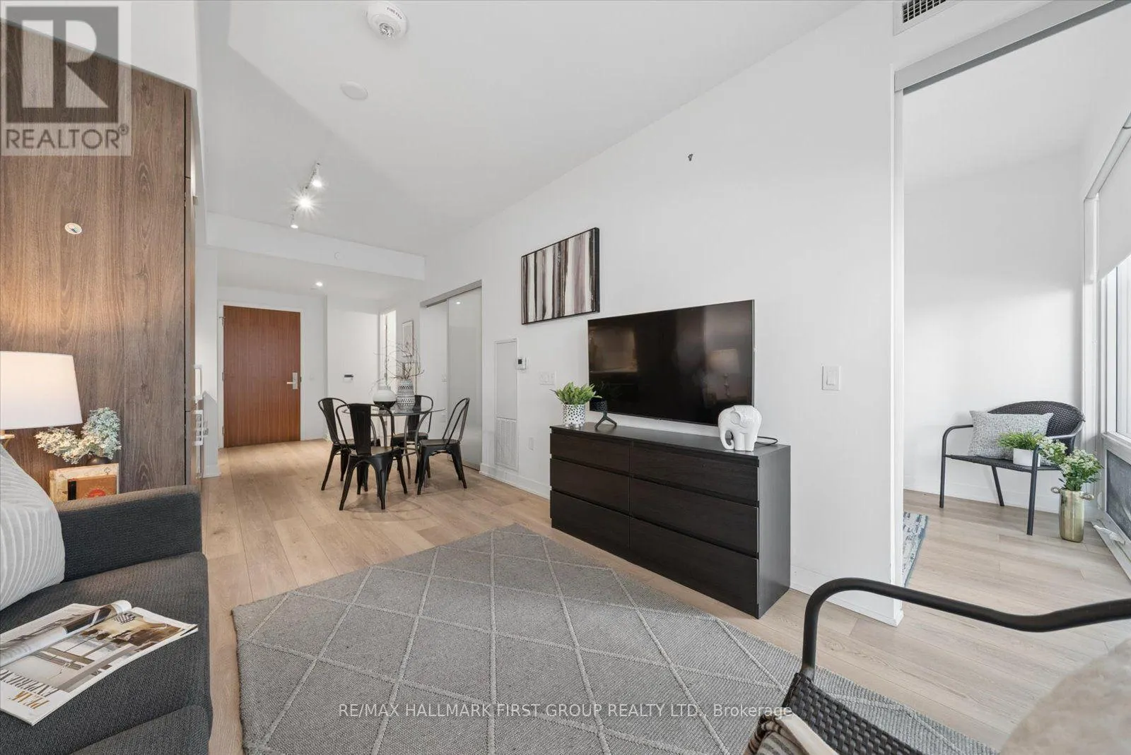 208 - 15 QUEENS QUAY E