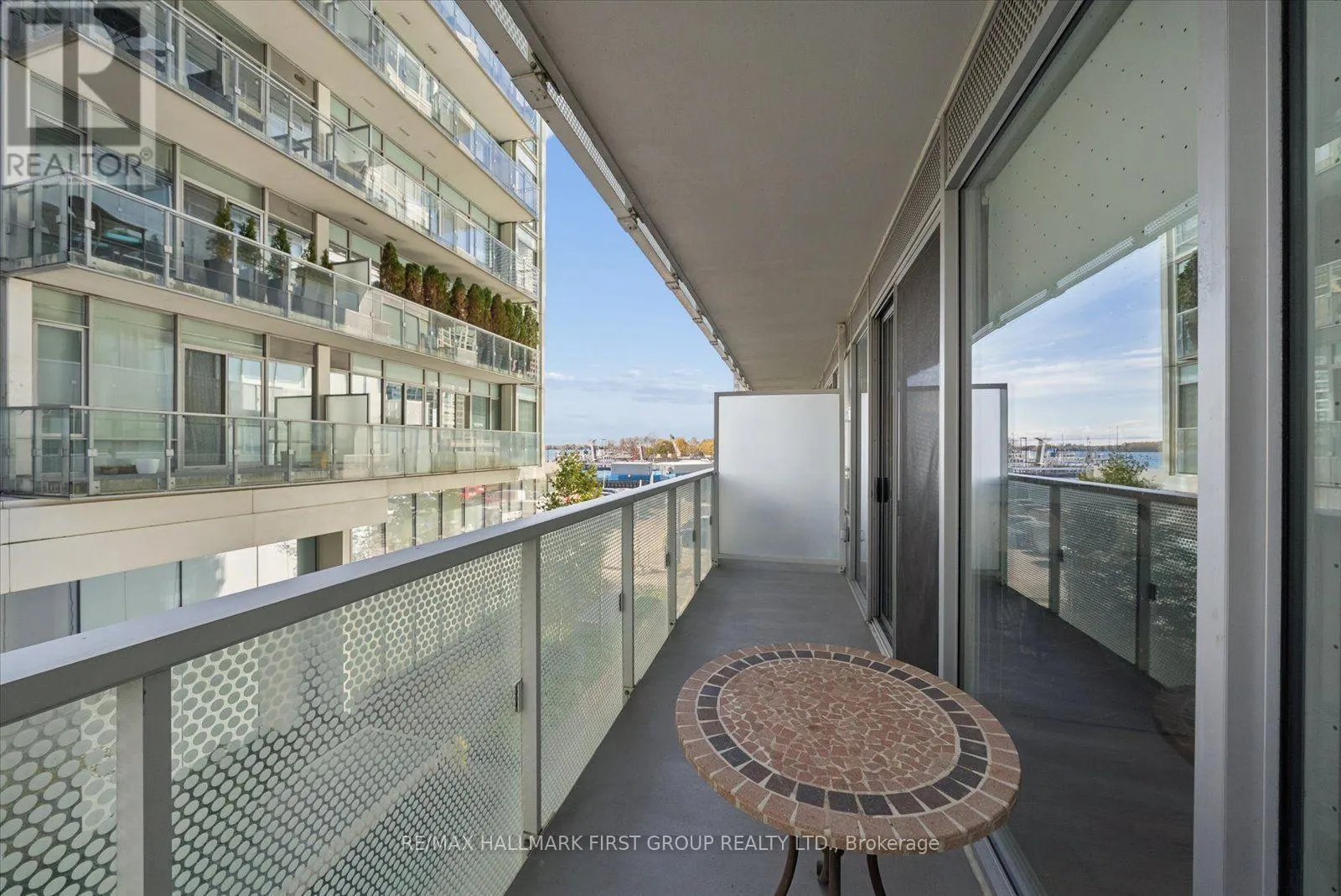 208 - 15 QUEENS QUAY E