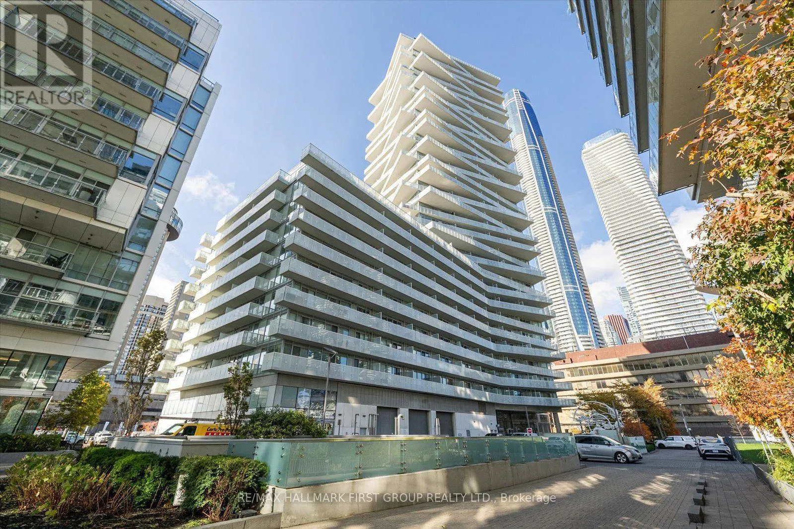 208 - 15 QUEENS QUAY E