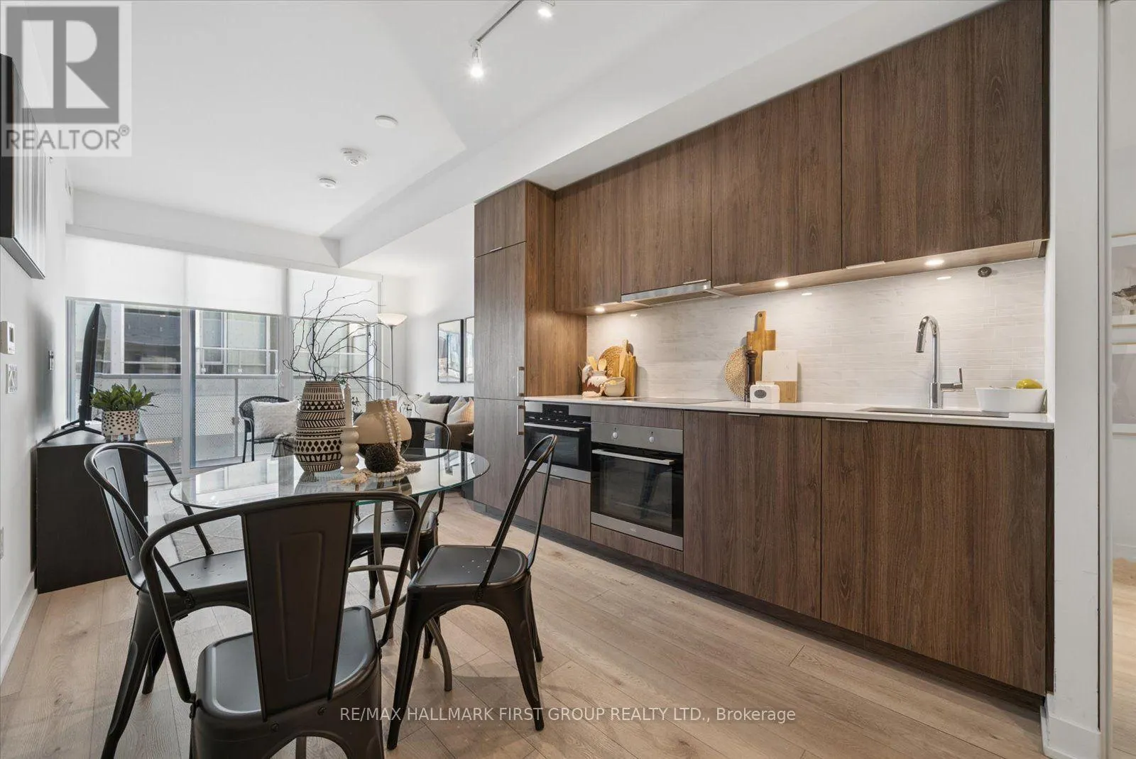 208 - 15 QUEENS QUAY E