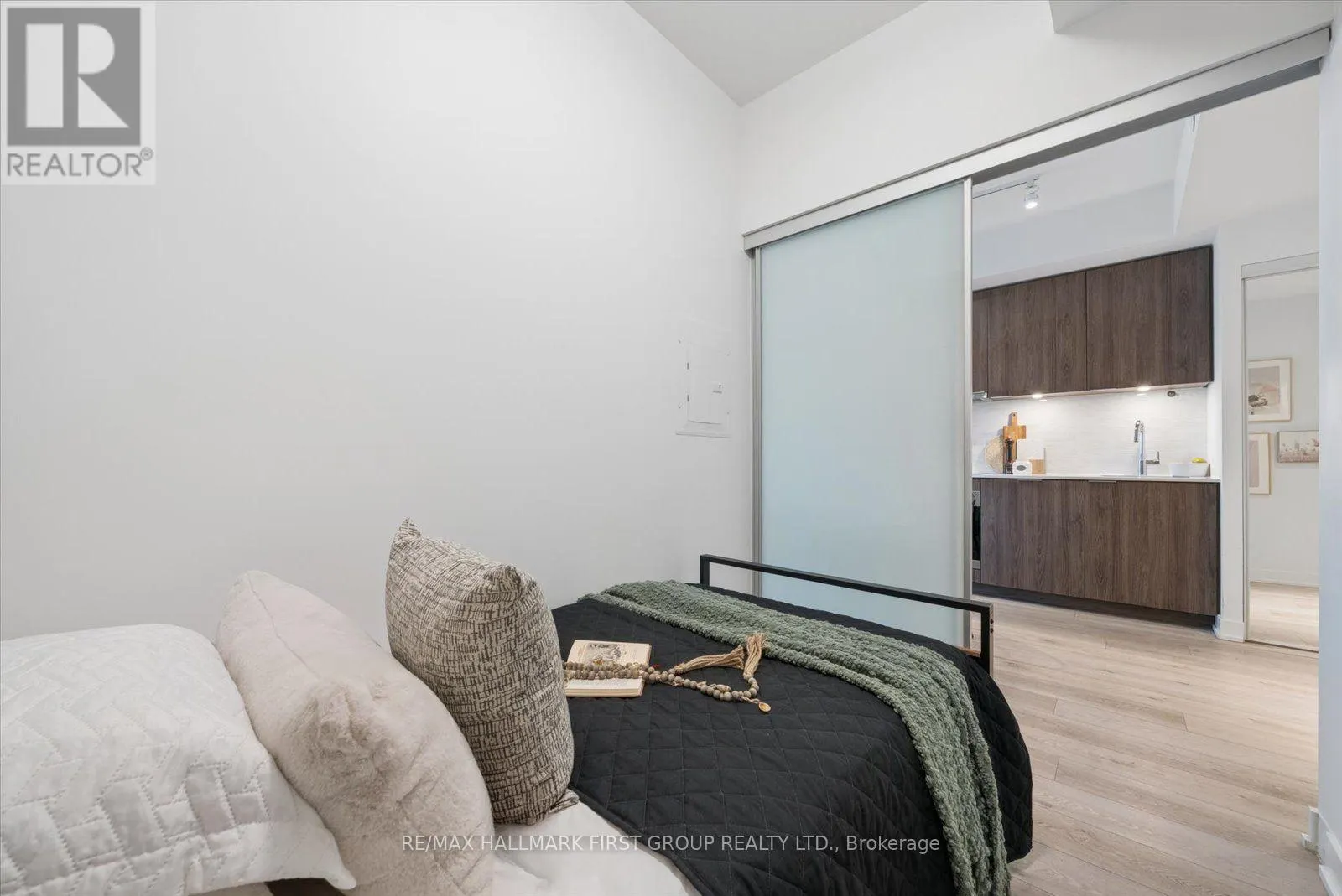 208 - 15 QUEENS QUAY E